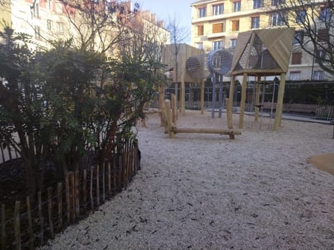 Appartement familiale face à un square arboré Apartment in Île-de-France