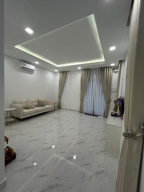 Living room, internet, pet friendly, air conditioner