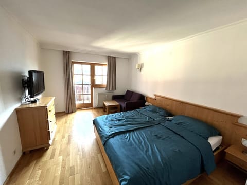 Bed, TV and multimedia, Bedroom