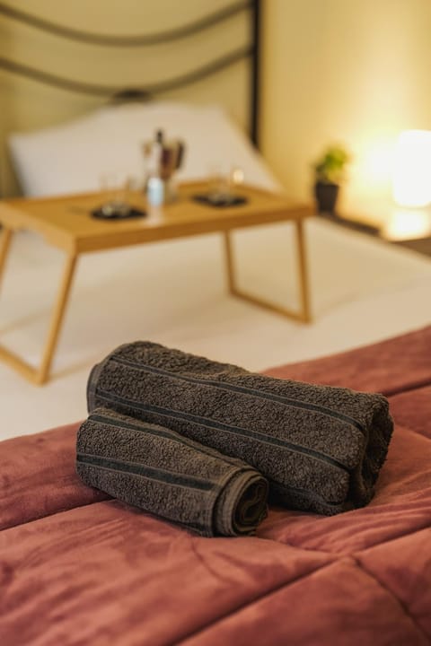 Bed, Bedroom, towels