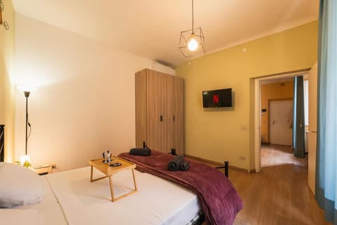 Bed, TV and multimedia, Bedroom