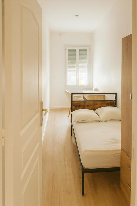 Le 9 Privé Chambres Chic à Puteaux près Paris, kitchen et 2 SDB ideal couples et Professionnels en déplacement Bed and Breakfast in Puteaux