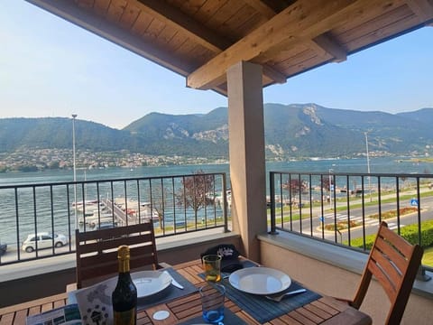 Patio, Day, Natural landscape, View (from property/room), Balcony/Terrace, Dining area, Lake view, Mountain view