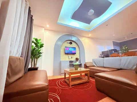 Communal lounge/ TV room, TV and multimedia, Living room, Seating area, Evening entertainment