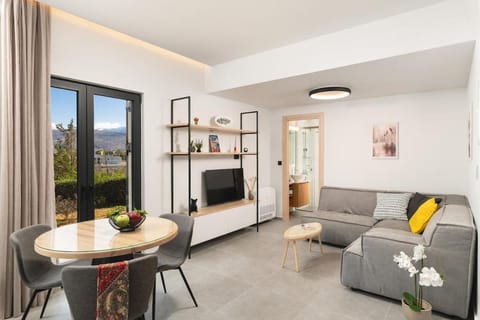 TV and multimedia, Living room, Seating area, Dining area