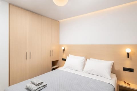 Bed, Bedroom, towels, wardrobe