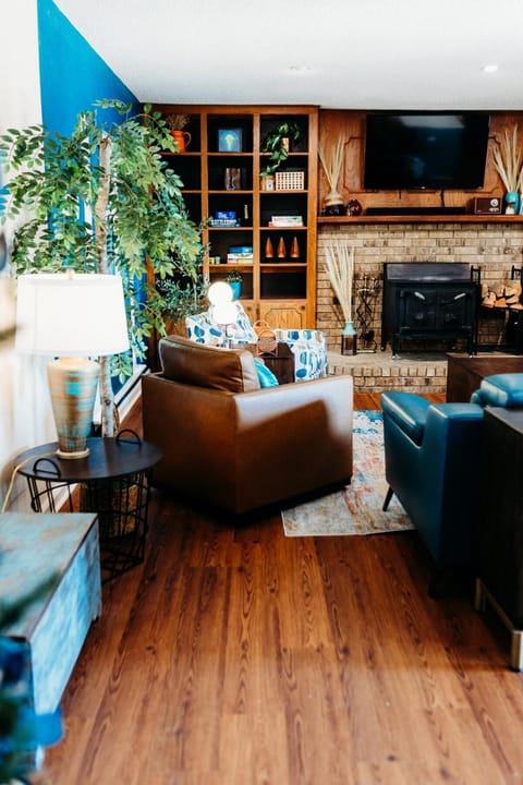 TV and multimedia, Seating area, fireplace