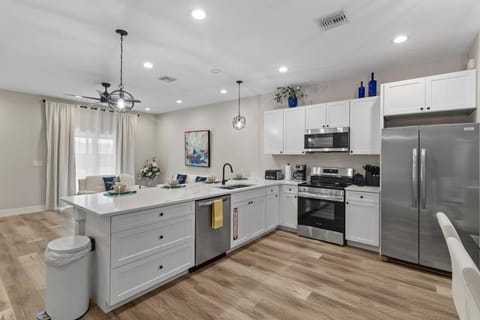 Palm Bliss 3 bed 2 bath stylish and cozy Villa in Rotonda Lakes