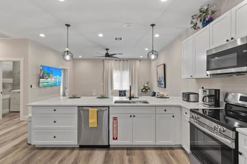 Palm Bliss 3 bed 2 bath stylish and cozy Villa in Rotonda Lakes