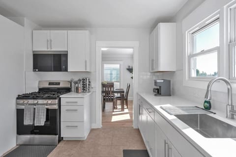 Bay Area Escape- Sleeps 8-Near SF , Oakland, and Napa House in Vallejo