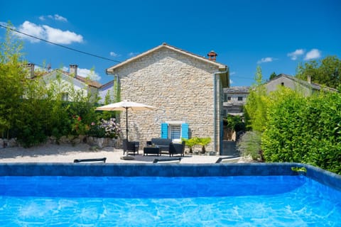 Property building, Garden, Garden view, Pool view, Swimming pool, sunbed