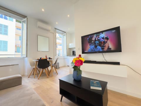 Communal lounge/ TV room, TV and multimedia, Living room, Seating area