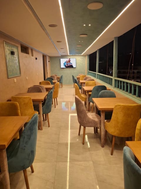 Restaurant/places to eat, TV and multimedia