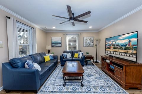 TV and multimedia, Living room, Evening entertainment