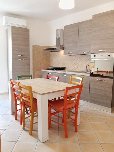 Kitchen or kitchenette, Dining area, dishwasher, stove
