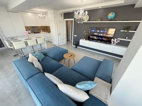 Kitchen or kitchenette, Living room, Seating area, Dining area, oven, stove