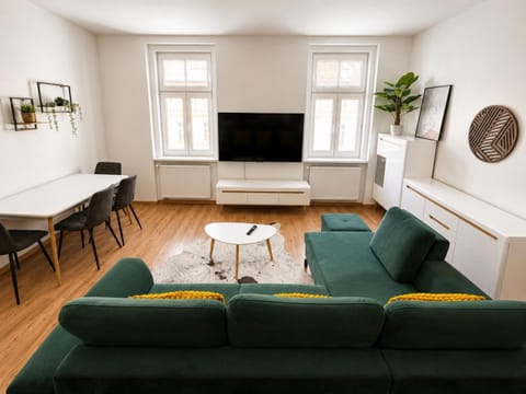 Communal lounge/ TV room, TV and multimedia, Living room, Seating area, Evening entertainment