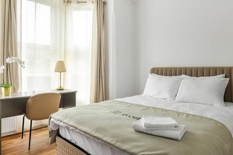 Bed, Photo of the whole room, Bedroom, towels