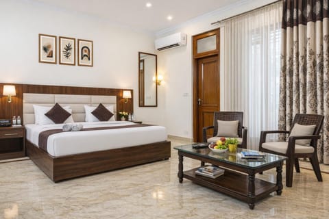 Bed, Living room, Photo of the whole room, Seating area, Bedroom