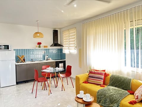Coffee/tea facilities, Living room, Seating area, Dining area, oven, stove, toaster