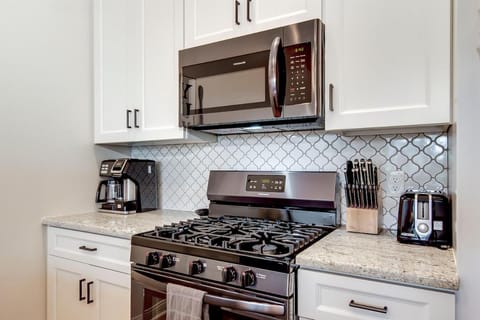 Near Expo & Derby, Hot Tub, Sleeps 9 House in Louisville