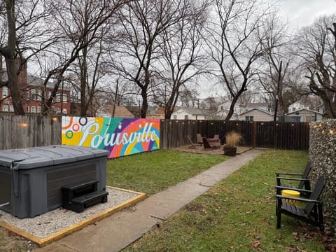 Near Expo & Derby, Hot Tub, Sleeps 9 House in Louisville