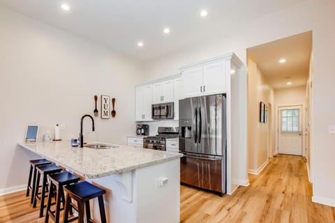 Near Expo & Derby, Hot Tub, Sleeps 9 House in Louisville