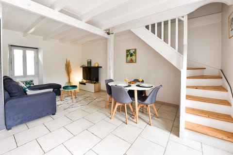TV and multimedia, Living room, Seating area, Dining area