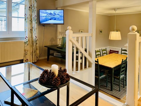 TV and multimedia, Living room, Seating area, Dining area