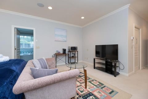 Prime Richmond Stay 10 min to YVR & Steveston Apartment in Richmond