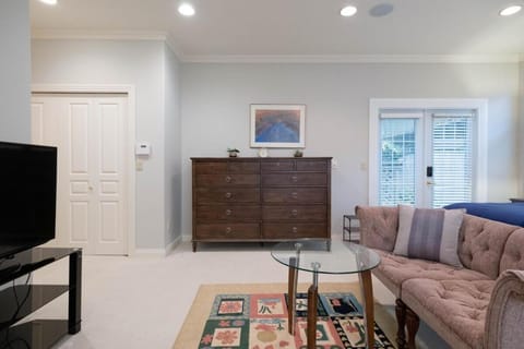 Prime Richmond Stay 10 min to YVR & Steveston Apartment in Richmond