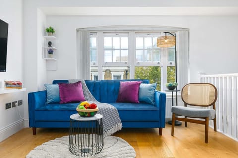 TV and multimedia, Living room, Decorative detail, Seating area, internet