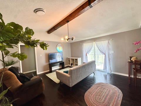 MODERN LUX 3BR HOME - King Bed - 10 mins to FT HOOD - Fenced yard - WIFI - Family friendly - LONG or SHORT TERM House in Rio Grande