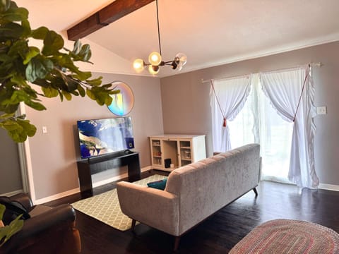 MODERN LUX 3BR HOME - King Bed - 10 mins to FT HOOD - Fenced yard - WIFI - Family friendly - LONG or SHORT TERM House in Rio Grande