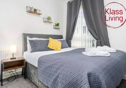 Bed, Decorative detail, Bedroom, Guests, group of guests, cot, Family