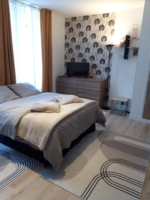 Photo of the whole room, Bedroom