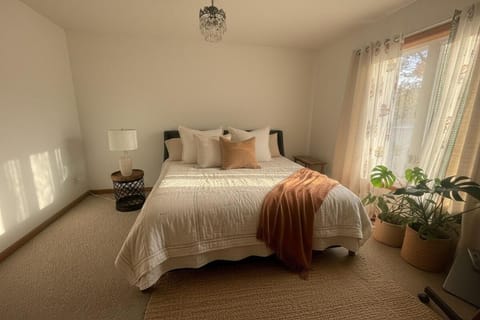 Blue Bird Chalet 5BR with Sauna near Skiing Chalet in Berkshires