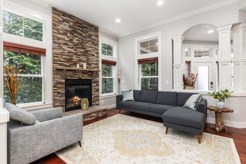 Luxury Lake Waterfront Retreat Villa in Federal Way