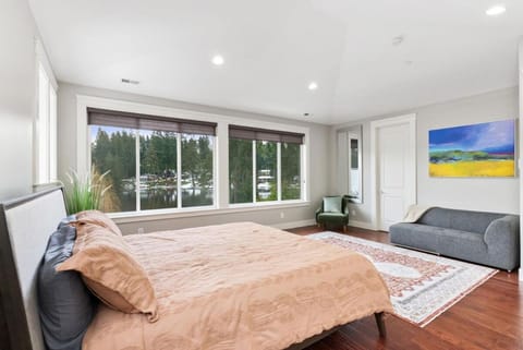 Luxury Lake Waterfront Retreat Villa in Federal Way