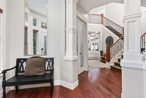 Luxury Lake Waterfront Retreat Villa in Federal Way