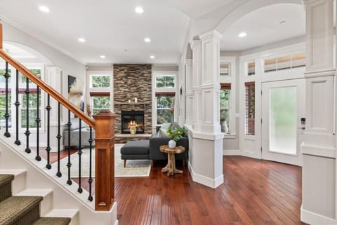 Luxury Lake Waterfront Retreat Villa in Federal Way