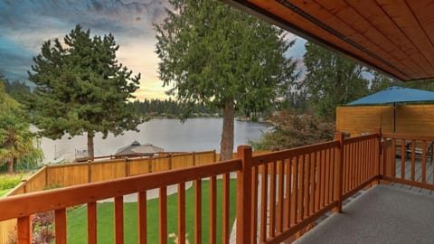 Lake Waterfront DUO Homes Villa in Federal Way