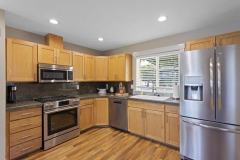 Lake Waterfront DUO Homes Villa in Federal Way