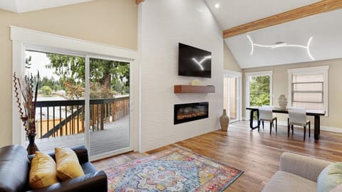 Lake Waterfront DUO Homes Villa in Federal Way