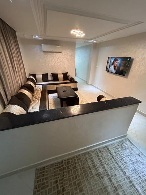 Communal lounge/ TV room, TV and multimedia, Living room, Seating area, air conditioner