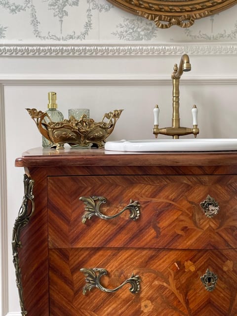 Bathroom, Decorative detail