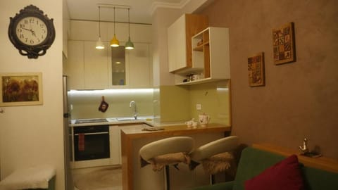Kitchen or kitchenette, Living room, Seating area, minibar