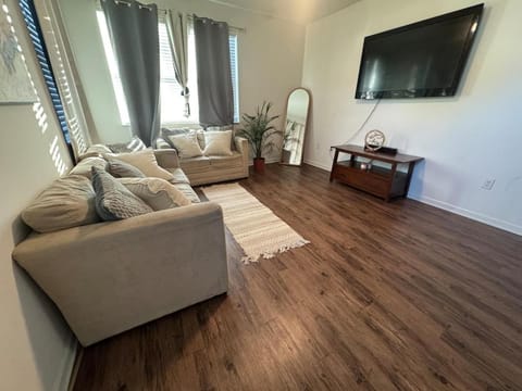 Modern Stay Savannah , Near Airport and Downtown Apartment in Port Wentworth