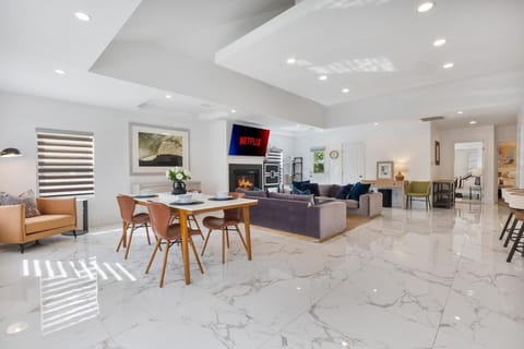 Communal lounge/ TV room, TV and multimedia, Living room, Seating area, Dining area, Evening entertainment