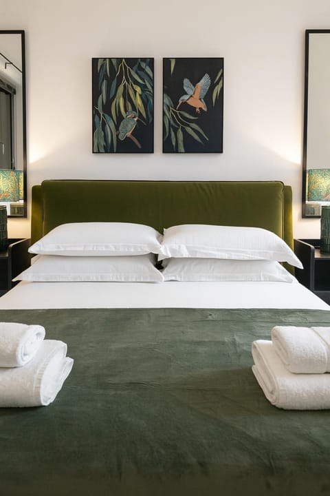 Bed, Bedroom, towels